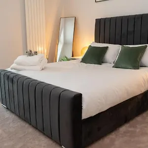 Lovely 1-bedroom With River & View. Apartment
